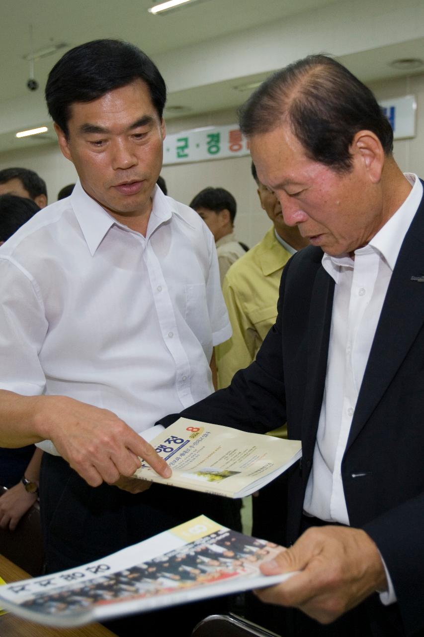 방문하셔서 자료들을 보고 계신 시장님2