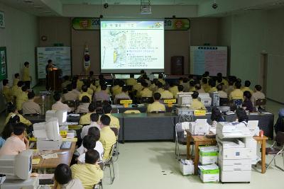 영상을 보며 설명하고 있는 관계자와 영상을 보고 있는 시장님과 관련인사들2