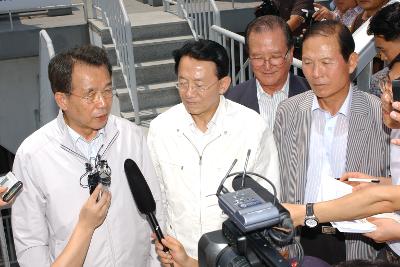 한승수 국무총리를 인터뷰하는 기자들과 옆에 서계신 김완주 도지사님과 문동신 시장님2