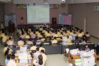 영상을 보며 설명하고 있는 관계자와 영상을 보고 있는 시장님과 관련인사들1