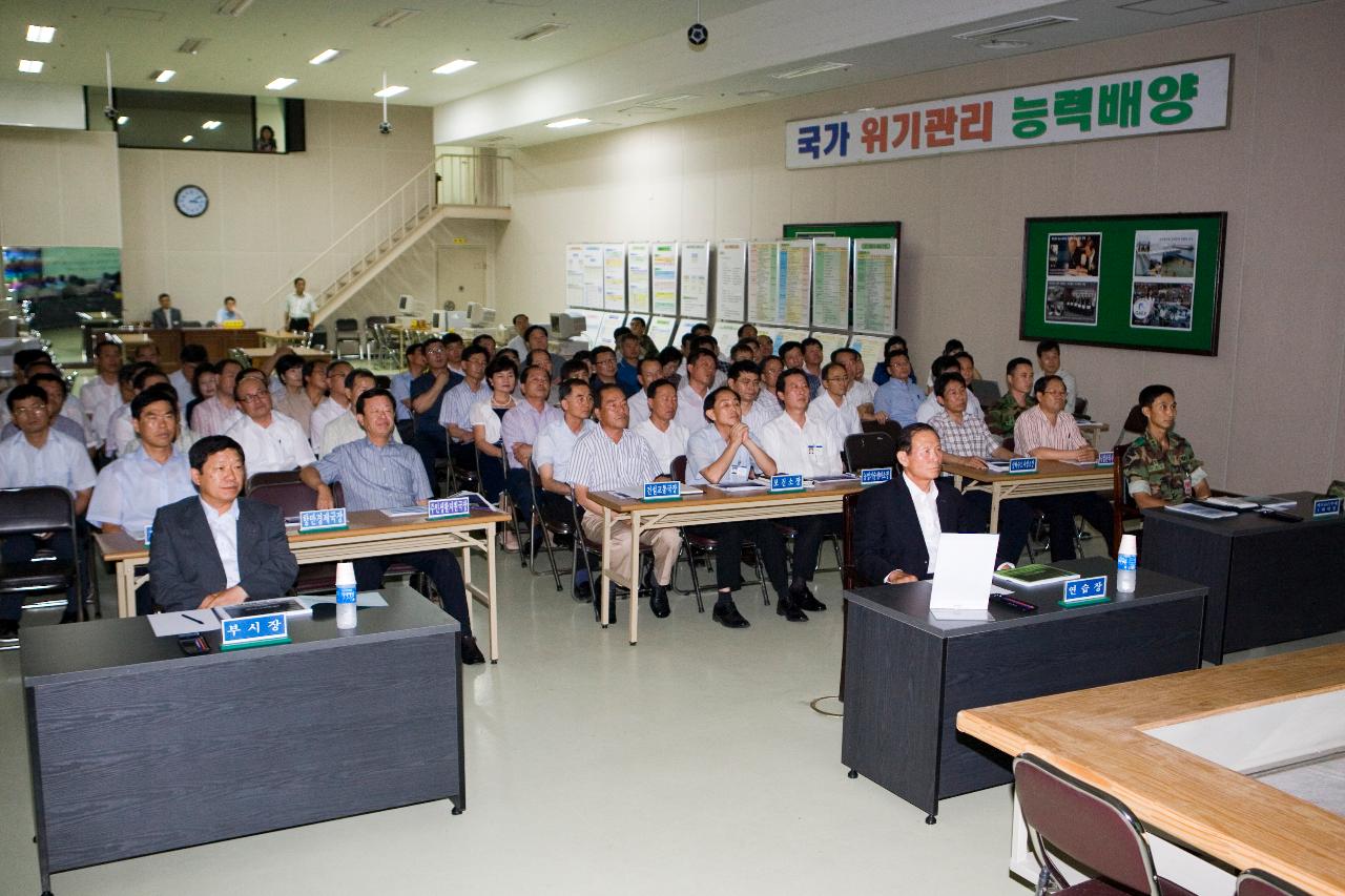 자리에 앉아 영상을 보며 설명을 듣고 있는 관련인사들과 시장님과 부시장님1