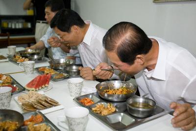 식판에 흰찰쌀보리 비빔밥을 받아 먹고 있는 시장님과 관련인사들3