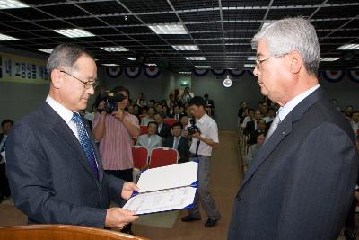 경제살리기도민회의 군산개소식에서 상장을 수여하고 있는 관련인사1