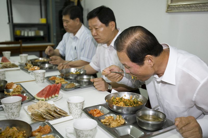 식판에 흰찰쌀보리 비빔밥을 받아 먹고 있는 시장님과 관련인사들2