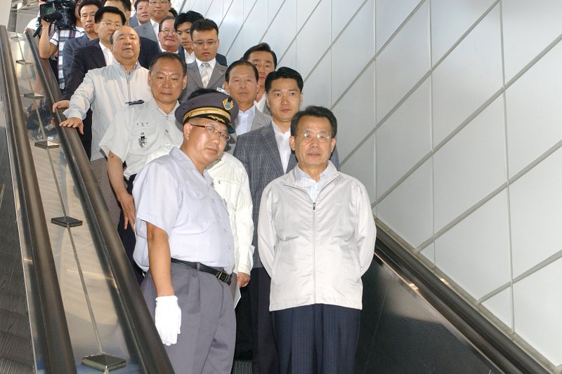 에스컬레이터를 타고 내려오시는 한승수 국무총리와 김완주 도지사님과 역무원과 문동신 시장님과 관련인사들