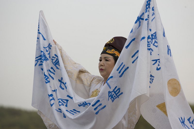 광복절기념 시민위안공연으로 천부경춤을 추고 있는 모습1