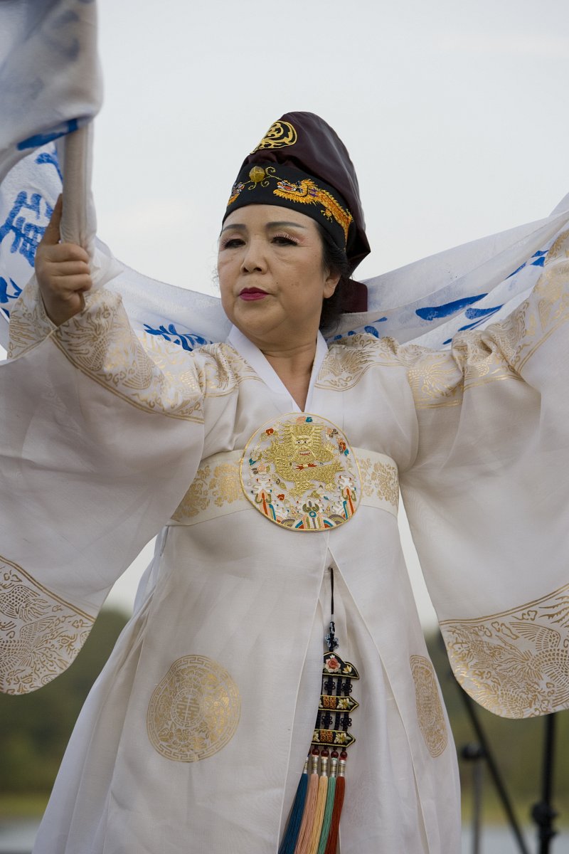 광복절기념 시민위안공연으로 천부경춤을 추고 있는 모습3