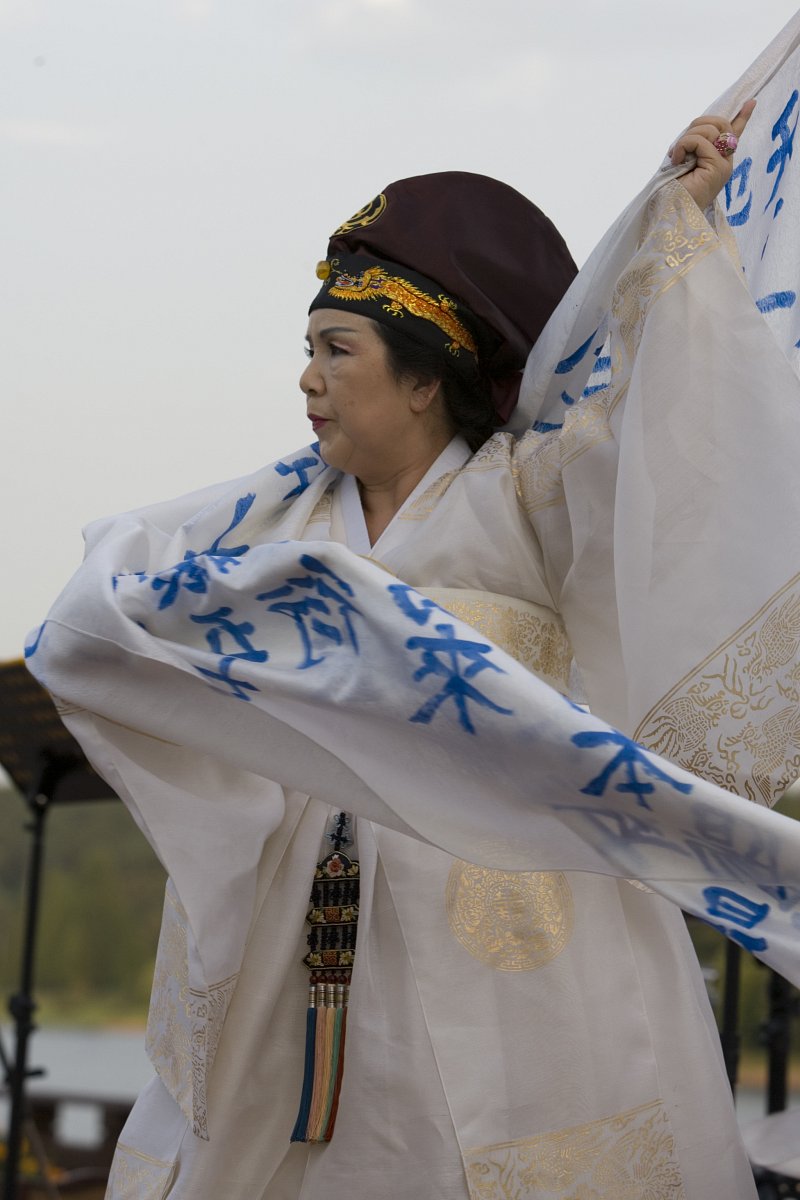 광복절기념 시민위안공연으로 천부경춤을 추고 있는 모습4