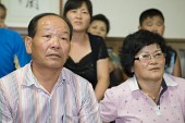 거실에 앉아 박성현선수의 모습을 지켜보고 있는 가족들사진(00009)