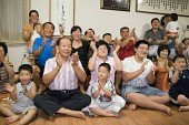 거실에 모여 앉아 박수를 치며 좋아하고 있는 박성현선수의 가족10사진(00011)