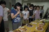 시식회에 전시된 음식들을 보고 있는 시민들1사진(00003)