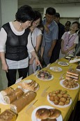시식회에 전시된 음식들을 보고 있는 시민들2사진(00004)
