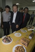 시식회에 전시된 음식들을 보고 있는 시장님과 관련인사들사진(00006)