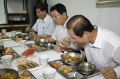식판에 흰찰쌀보리 비빔밥을 받아 먹고 있는 시장님과 관련인사들2사진(00011)