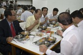식판에 흰찰쌀보리 비빔밥을 받아 먹고 있는 시장님과 관련인사들4사진(00013)