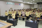 을지훈련 일일상황보고를 위해 한자리에 모여 국기에 대한 경례를 하고 있는 시장님과 관련인사들1사진(00001)