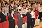 청원월례조회가 시작되면서 국기에 대한 경례를 하고 있는 시장님과 부시장님과 관련인사들사진(00001)