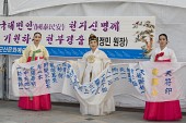 광복절기념 시민위안공연으로 천부경춤을 춘 뒤 기념사진을 찍고 있는 모습사진(00005)