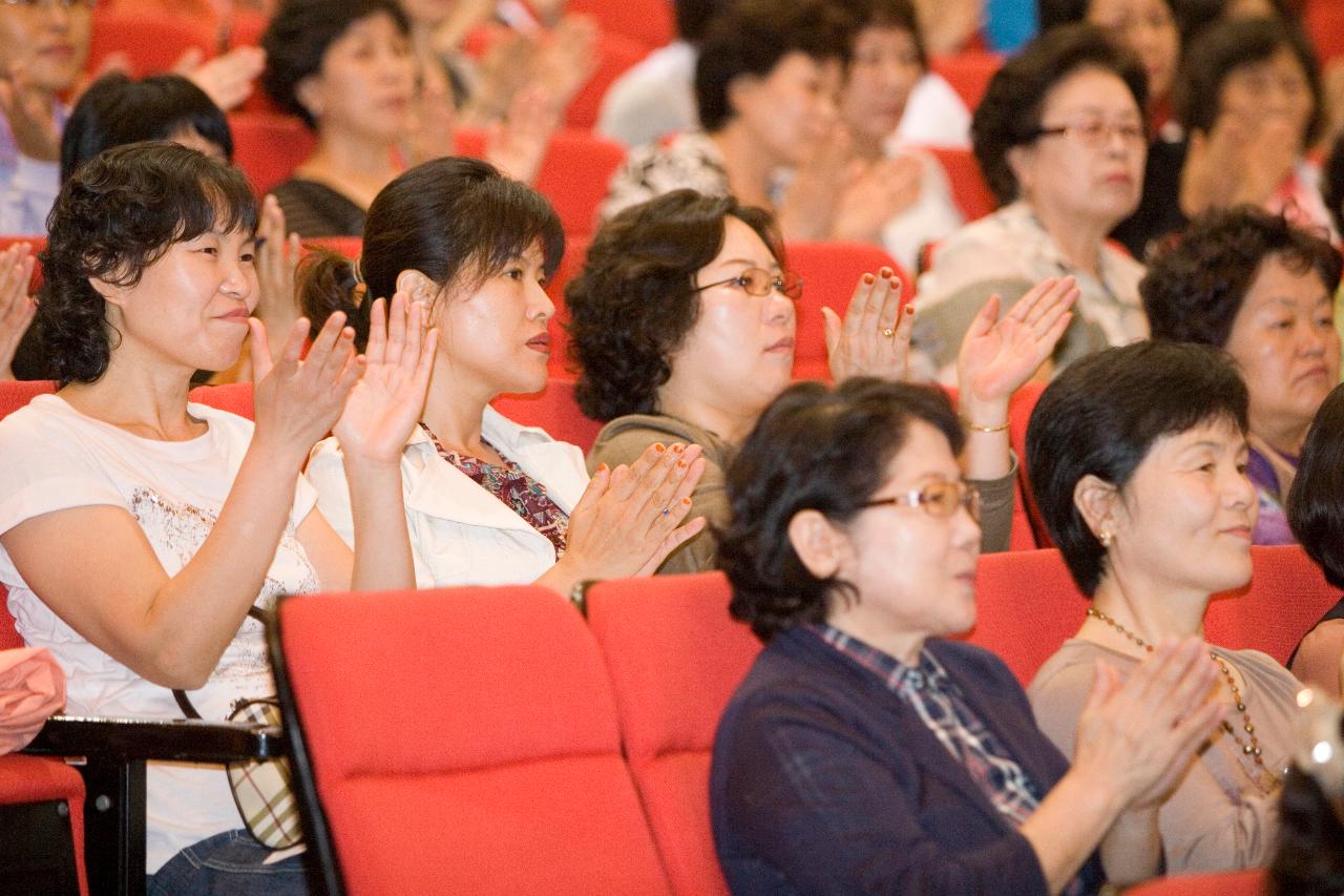 객석에 앉아 시장님의 말씀을 듣고 계신 사람들4