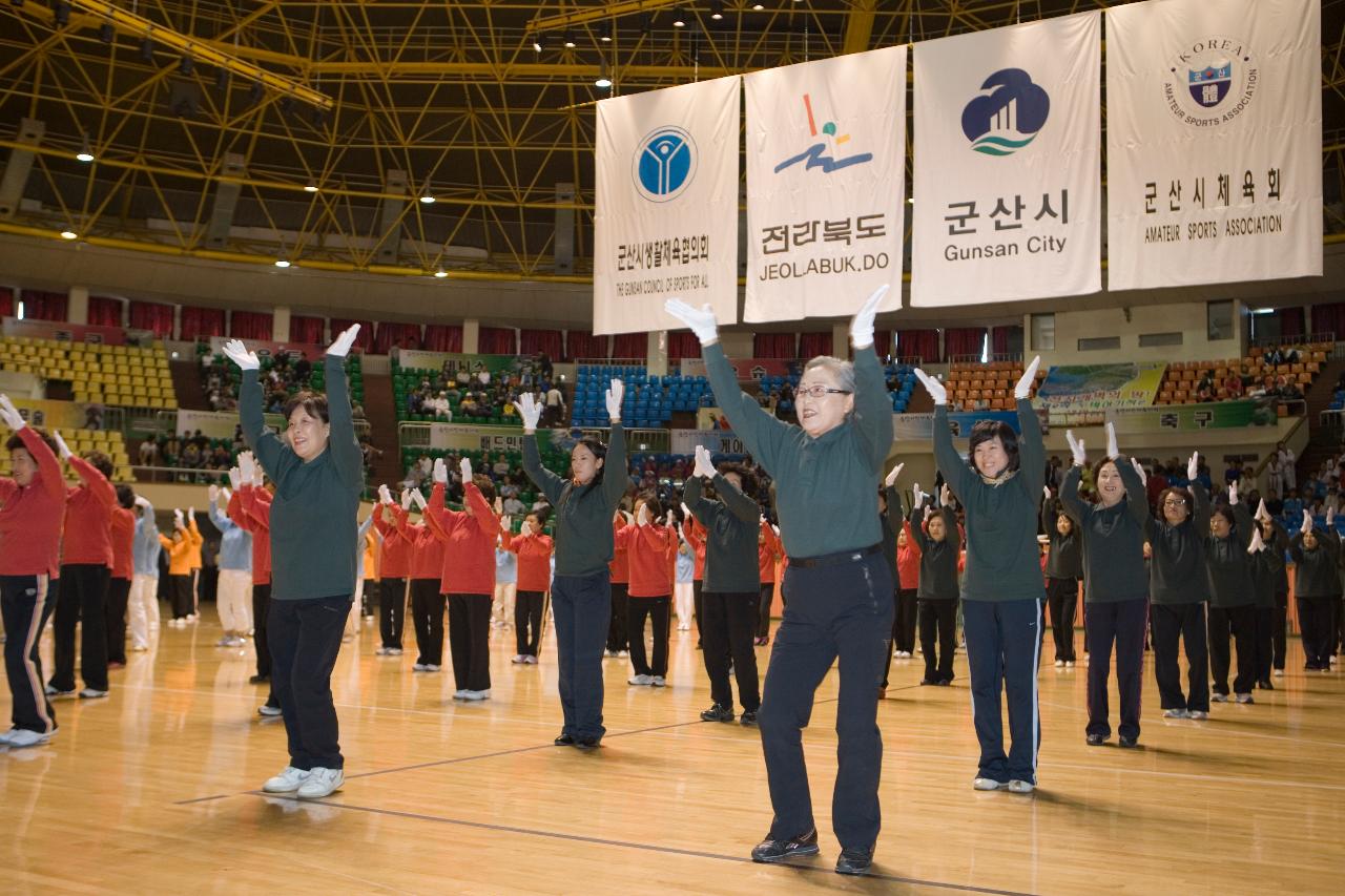 춤을 추며 공연을 하고 있는 공연단1