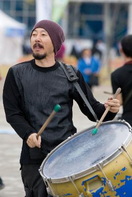 남다른 악기로 공연을 하고 있는 공연단2