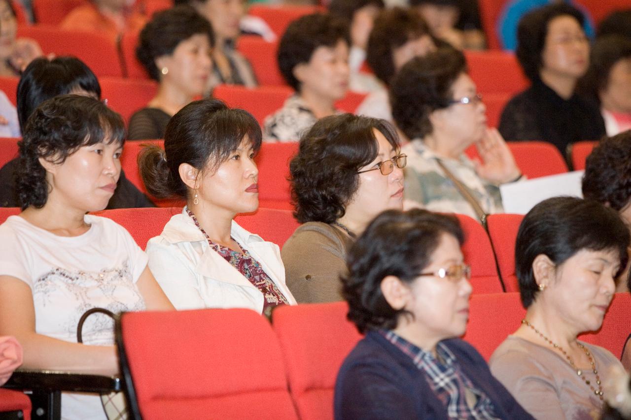 객석에 앉아 시장님의 말씀을 듣고 계신 사람들3