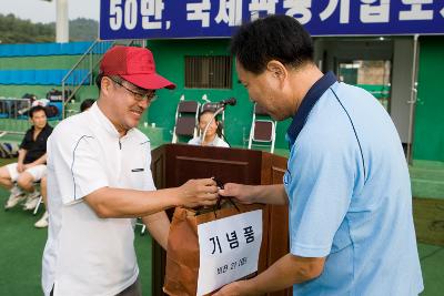 기념품을 증정하고 있는 관련인사