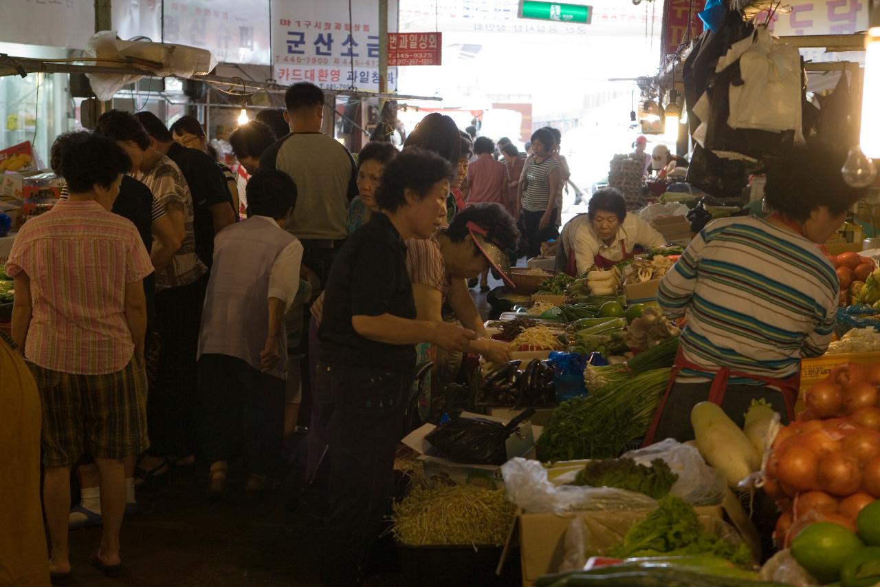 장을 보러 나온 사람들2