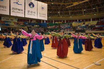 한복을 입고 공연을 하고 있는 공연단1