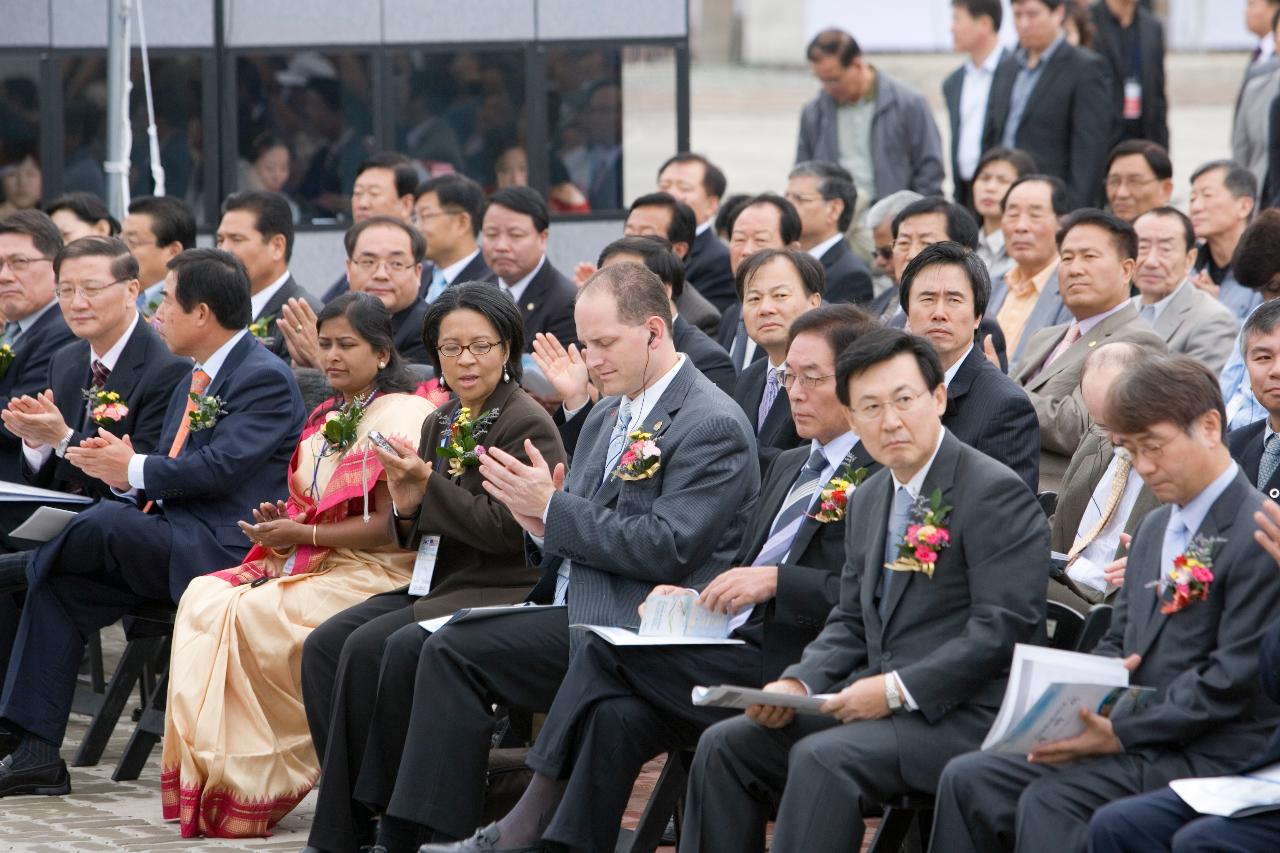 앞을 보며 박수를 치고 있는 관련인사들1