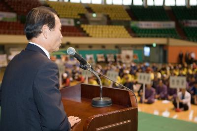 임업인 한마음 대회를 위해 월명체육관에 모여있는 사람들과 앞에서 말씀하고 계신 시장님3