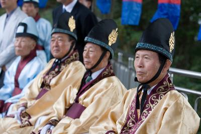 옷을 차려입고 자리에 앉아있는 시장님과 관련인사들