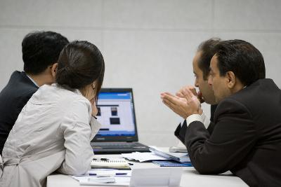 각각의 테이블에 앉아 말씀을 나누고 계신 사람들3