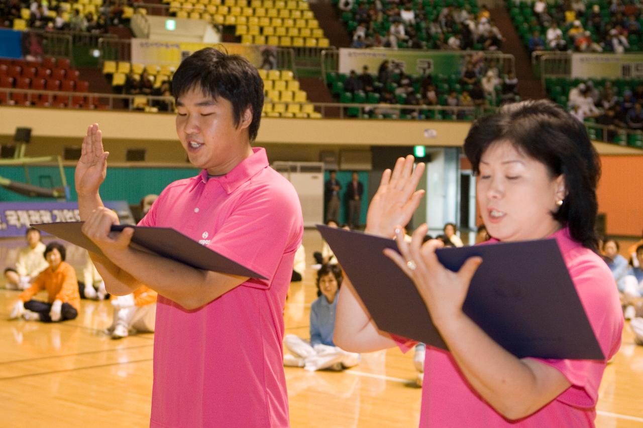 앞으로 나와 선서문을 읽으며 선서를 하고 있는 대표들