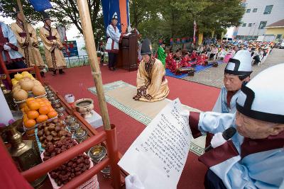 옷을 차려입고 초헌관(시장님)이 아헌례의식을 하고 있는 모습5