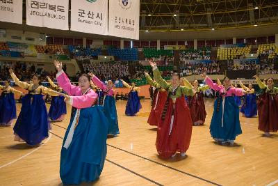 한복을 입고 공연을 하고 있는 공연단2