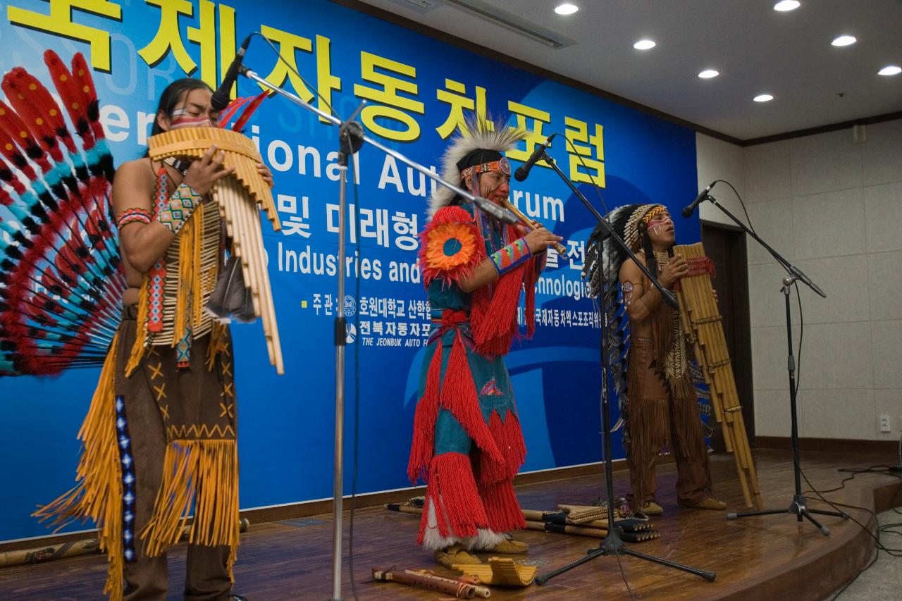 연주를 하고 있는 인디언공연단4