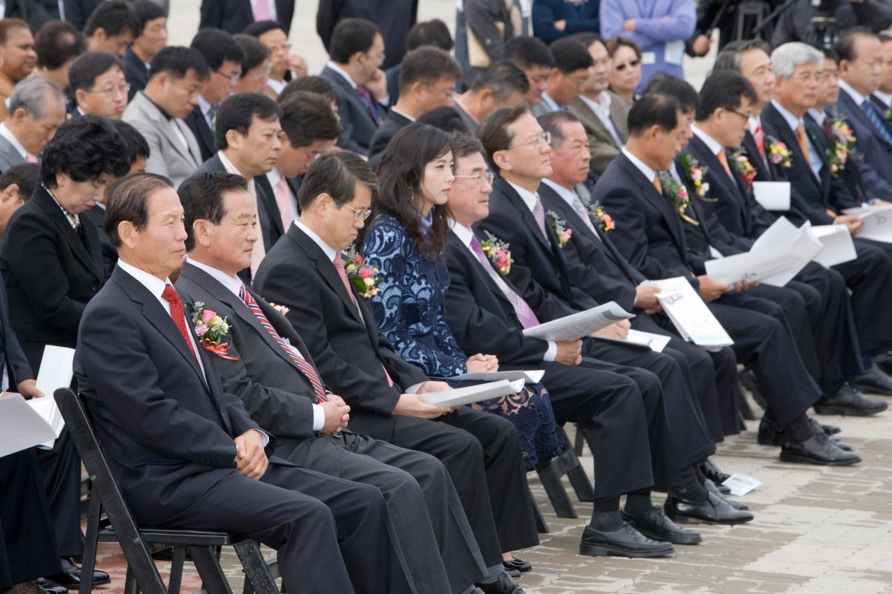 자리에 앉아 시장님의 말씀을 듣고 계신 관련인사들2