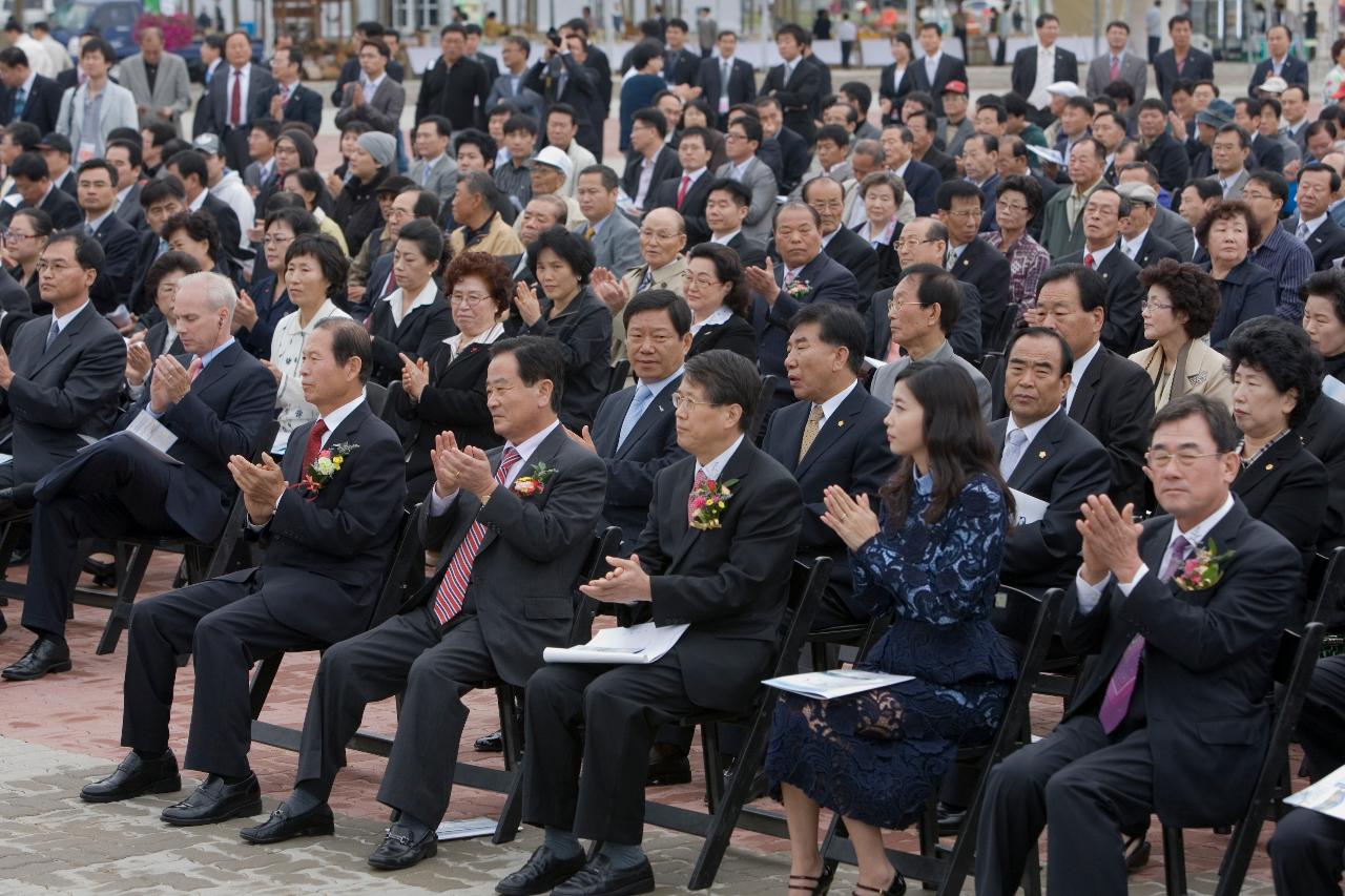 앞을 보며 박수를 치고 있는 관련인사들2