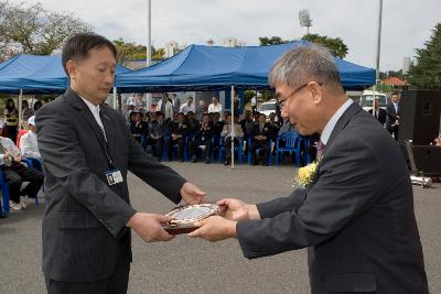 상패를 수여하고 계시는 관련인사1