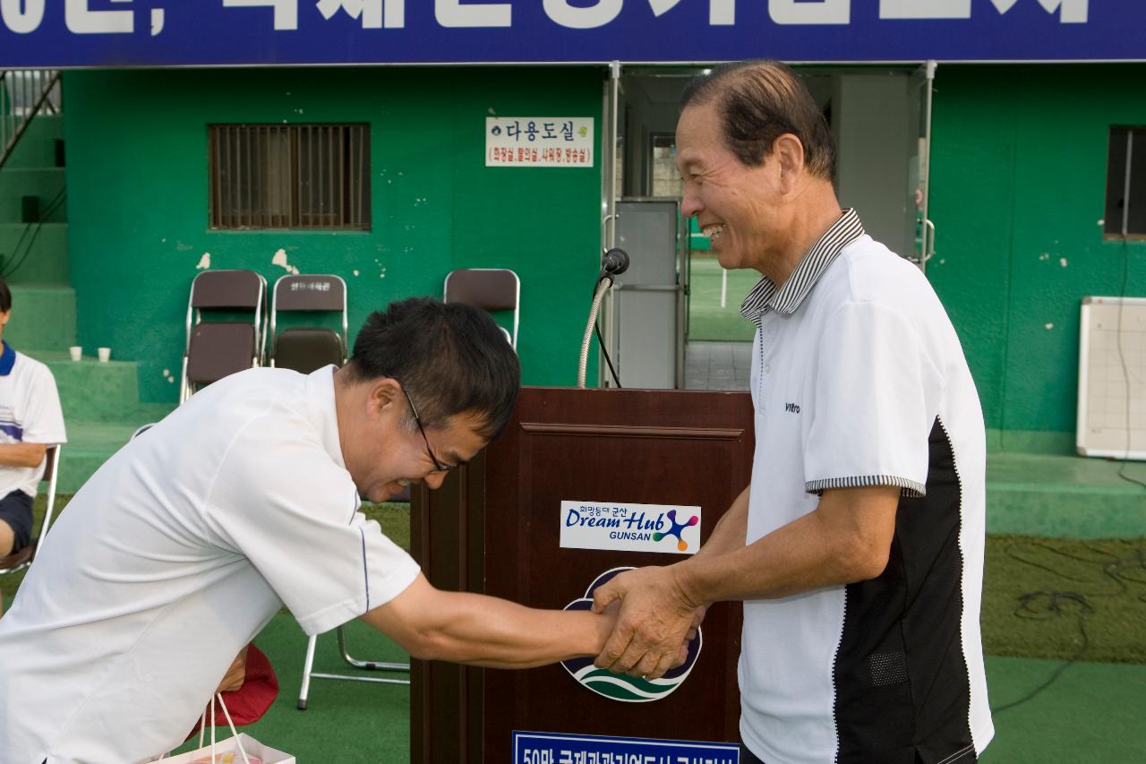 기념품을 받고 시장님과 악수를 나누고 있는 관련인사