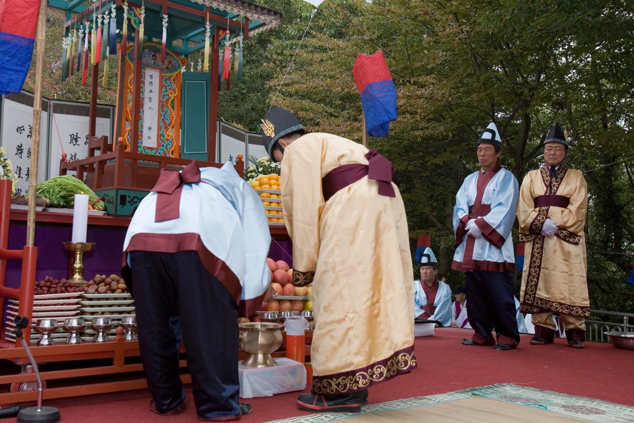 옷을 차려입고 초헌관(시장님)이 아헌례의식을 하고 있는 모습7