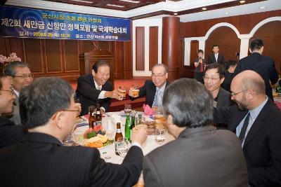 새만금정책포럼만찬에서 축배를 올리고 있는 시장님과 관련인사들