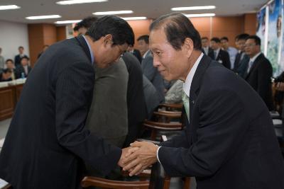 전라북도체육회이사회에서 악수를 나누고 계시는 시장님