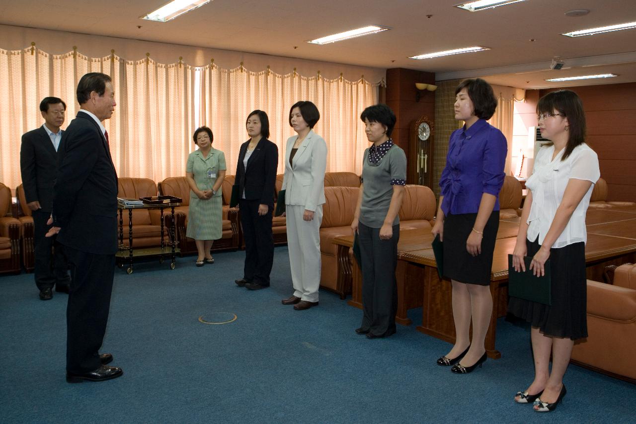 사령장 교부가 끝나고 마주보고 서 있는 시장님과 임원들