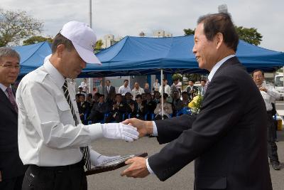 브랜드콜택시 발대식에서 상패를 수여하고 계시는 시장님1