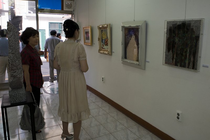 예술의 거리 작품전에 전시되어 있는 작품들을 감상하고 있는 시민들