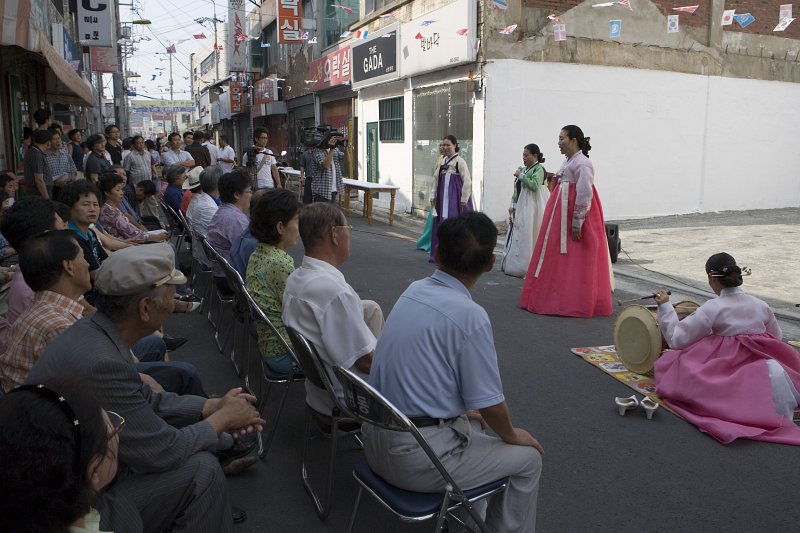 예술의 거리 작품전을 홍보하고 있는 현수막 아래에서 시민들을 모아놓고 판소리공연을 하고 있는 공연단2