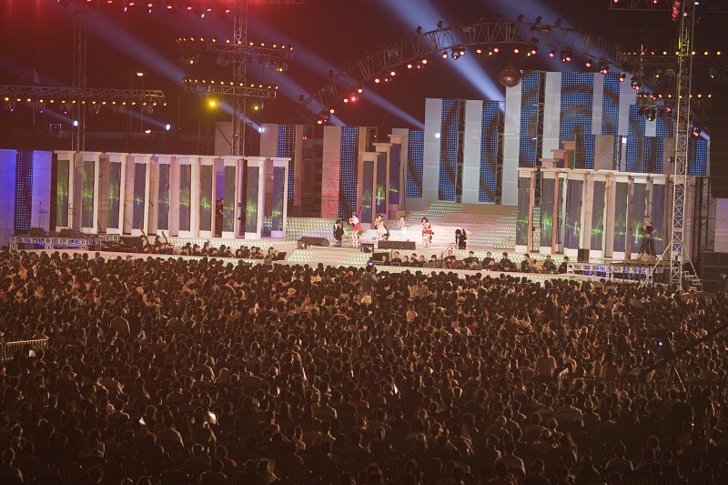 무대 위에서 공연을 하고 있는 가수들과 무대를 보고 있는 사람들1