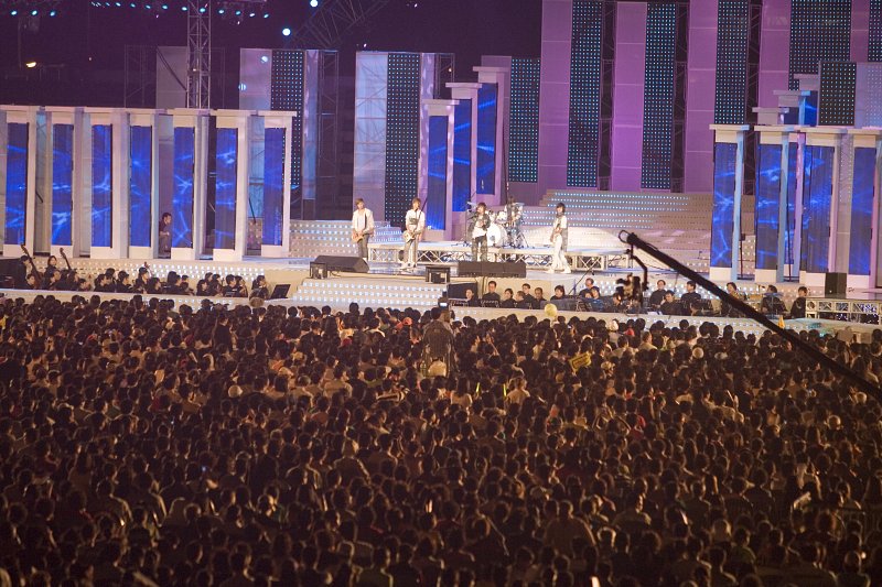 무대 위에서 공연을 하고 있는 가수들과 무대를 보고 있는 사람들2